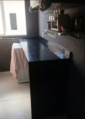 Bancada de cozinha em granito preto em ambiente claro